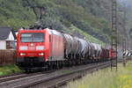 185 187 mit kurzem gemischten Güterzug bei regnerischem Wetter am 16.06.2024 bei Braubach