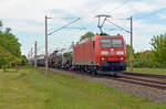 185 199 führte am 28.04.24 einen Kesselwagenzug durch Greppin Richtung Bitterfeld.