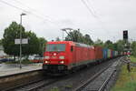DB 185 221-9 mit einem Containerwagenzug Richtung Hannover, am 22.05.2024 in Alfeld (Leine).