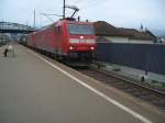 Die BR 185 095-7 und eine Schwester Lok mit einem Containerzug bei der durchfahrt in Brunnen. (09.09.2007)