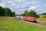 185 360 DB Cargo mit einem Containerzug bei Beratzhausen Richtung Regensburg, 21.08.2021