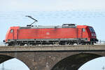 Ende September 2025 habe ich auf der Duisburg-Hochfelder Eisenbahnbrücke die DB-Elektrolokomotive 185 246-6 ablichten können.