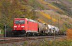 Am 13.11.2025 ist die 185 288-8 bei Boppard mit einem gemischten Güterzug unterwegs