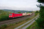 185 281 DB Cargo mit einem KLV-Zug bei Obersinn Richtung Gemünden, 22.09.2021