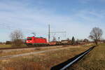 185 348 mit einem Stahlzug  aus Freilasssing kommend am 9. Dezember 2025 bei Übersee am Chiemsee.