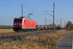 Mit einem Ganzzug Flachwagen, beladen mit Betonteilen, rollte 185 066 am 12.12.25 durch Wittenberg-Labetz Richtung Dessau.