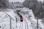 185 036 hst mit ihrem Güterzug den Bildstock-Tunnel verlassen und wird in wenigen Augenblicken den Haltepunkt Friedrichsthal (Saar) Mitte durchfahren. (11.01.2026)