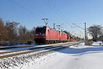 Zusammen mit 185 265 beförderte 185 057 einen gemischten Güterzug am 11.01.26 durch das winterliche Greppin Richtung Dessau. Hinter den beiden Zugloks lief ein Schienenladewagen (SLW 2) von Vossloh mit.