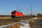 Mit einem Betonplattenzug am Haken rollte am 18.01.26 185 102 durch Wittenberg-Labetz Richtung Dessau.