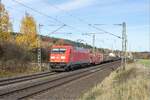 185 313-4 ist mit einem gemischten Güterzug am 05.11.2025 bei Kerzell unterwegs.