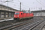 DB 185328-9 rangiert hier am 13.2.2026 um 13.08 Uhr im Bahnhof Hamburg-Harburg.