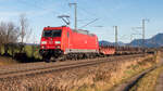 DB 185 348-0 mit Rungenwagen (Stahltransport), aus Freilassing kommend, bei Niederstraß, am 9. Dezember 2025.