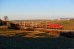 185 010 DB Cargo mit einem leeren Autotransportzug bei Marktbreit Richtung Ansbach, 21.12.2021