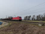 DB Cargo 185 342-3 ( 9180 6185 342-3 D-DB ) mit einem Schüttgutzug südwestlich von Moosburg an der Isar unterwegs Richtung Landshut am 9.3.2026