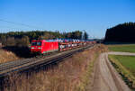 185 051 DB Cargo mit einem Autotransportzug bei Parsberg Richtung Nürnberg, 09.02.2022