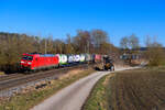 185 005 DB Cargo mit einem KLV-Zug bei Lehrberg Richtung Ansbach, 01.03.2022