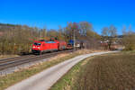 185 235 DB Cargo mit einem gemischten Güterzug bei Lehrberg Richtung Ansbach, 01.03.2022
