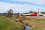 185 254 DB Cargo mit einem KLV-Zug bei Oberdachstetten Richtung Ansbach, 01.03.2022