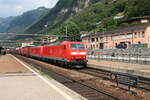 DB 185 147-6 (Bw Mannheim) und Schwesterlokomotive mit einem Containerzug in Richtung Chiassio, Bahnhof Capolago-Riva S. Vitale. Die Lokomotive wurde 2003 in Betrieb genommen.
