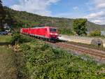 185 040-3 und Schwesterlok mit Erz- oder Kohlenwagen durch Oberwesel richtung Bingen, am 10.9.2025.