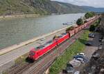 DB 185 208-6 und ein Schwesterlok passieren Oberwesel in Richtung Norden mit einem Leerzug, 10.9.2025.