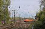 DB 185 365-4 mit einem Containerwagenzug Richtung Dortmund Deusen, am 09.04.2026 in Dortmund-Scharnhorst.