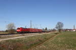 185 013 mit einem Müllzug aus Freilassing kommend am 13. März 2026 bei Übersee am Chiemsee.