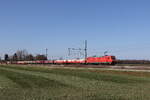 185 346 war mit einem gemischten Güterzug am 22. März 2026 bei Übersee am Chiemsee in Richtung Salzburg unterwegs.