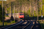 185 043-7 bei der Durchfahrt des Haltepunktes Bramstedt nach Osnabrück am 28.4.26. Aufnahme vom Bahnsteigende aus.