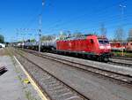 185 052-8 mit gemischtem G�terzug durch Timelkam in Richtung Linz; 260501