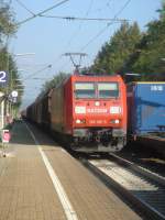 Mit unverminderter Geschwindigkeit zieht 185 195-7 ihren Güterzug am späten Vormittag des 13.10.07 durch Gundelfingen im Breisgau, während ihr eine unbekannte 155 mit einem Kombi-Güterzug begegnet.