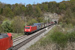185 243 DB Cargo kommt aus dem Esslinger Tunnel am 24.4.26 im Altmühltal heraus. Auf dem Gegengleis fährt gleich der nächste Zug ins Bild. Da kommt ewig nichts, und dann alles auf einmal. 