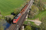185 291 mit etwas Schrott und leeren Wagen am 25.2.26 in Dollnstein.