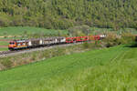 185 077 Stahl auf Stahl schon wieder aus dieser Richtung. Die ist fleißig unterwegs mit einem KLV bei Breitenfurt am 25.4.26.
Hier kommt der Zug um die Kurve und man bekommt nicht die volle Länge ins Bild.