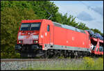 DB Cargo 185 385-2 am 19.05.2026 im neuen  Flickenteppich-Look  und mit einem Autotransportzug im Maintal bei Th�ngersheim.