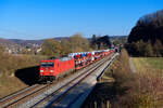 185 231 DB Cargo mit einem Autotransportzug bei Dollnstein Richtung Treuchtlingen, 22.03.2022