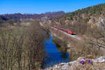 185 244 DB Cargo mit einem leeren Autotransportzug bei Dollnstein Richtung Ingolstadt, 22.03.2022