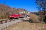 185 286 DB Cargo mit einem gemischten G�terzug bei Hagenacker Richtung Treuchtlingen, 22.03.2022
