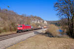 185 319 DB Cargo mit einem gemischten G�terzug bei Hagenacker Richtung Treuchtlingen, 22.03.2022