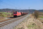 185 163 DB Cargo mit einem Schotterzug bei Oberdachstetten Richtung W�rzburg, 28.03.2022