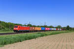 185 263-1 (DB Cargo) mit einem Containerzug in Elze, 28. Mai 2026