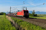 185 203 mit Autos am 10.05.2026 s�dlich von Osterm�nchen. Die Stelle habe ich mir ausgesucht um den Berg Wendelstein im Hintergund zu haben.