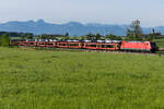 185 203 mit Autos am 10.05.2026 s�dlich von Osterm�nchen. Die Stelle habe ich mir ausgesucht um den Berg Wendelstein im Hintergrund zu haben.