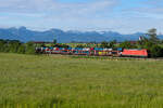 DB Cargo 185 mit einem Autozug am 18. Mai 2026 s�dlich von Osterm�nchen.
