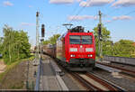 Umgekehrtes Spotlight f�r 185 143-5 und ihre G�terwagen-Mischung bei der Fahrt �ber die Merseburger Stra�e am Hp Halle Rosengarten Richtung Sangerhausen.