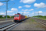 Ungew�hnliche Durchfahrt auf Gleis 3 im Bahnhof Angersdorf f�r den DHL-Express von Frankfurt nach Gro�beeren mit 185 136-9.
Fotografiert am Bahnsteigende.

🧰 DB Cargo
🕓 20.5.2025 | 10:24 Uhr