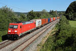 185 374 mit einem Containerzug. Laut schnaufen müssen alle, wenn bloss mal wieder DBC um die Ecke kommt. Frust am 4 Juli 2026 bei Dollnstein.