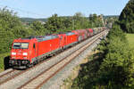 185 277 DB Cargo rot führt eine Doppeltraktion mit hässlichen Wagen am 10.7.2026 bei Dollnstein.
