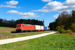 185 221 DB Cargo mit einem Containerzug bei Mimberg Richtung N�rnberg, 19.04.2022