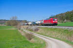 185 081 DB Cargo mit einem KLV-Zug bei Lehrberg Richtung Ansbach, 20.04.2022
